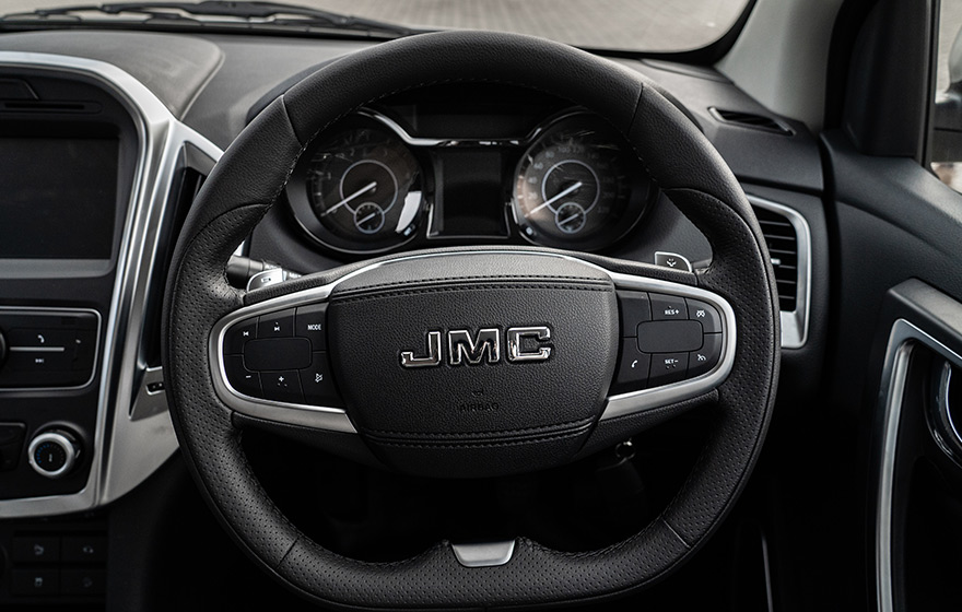 Multi-Functional Leather Steering Wheel<br/>Leather-wrapped steering wheel integrates multi-function buttons for easy control and comfortable grip, balancing practicality and premium texture.