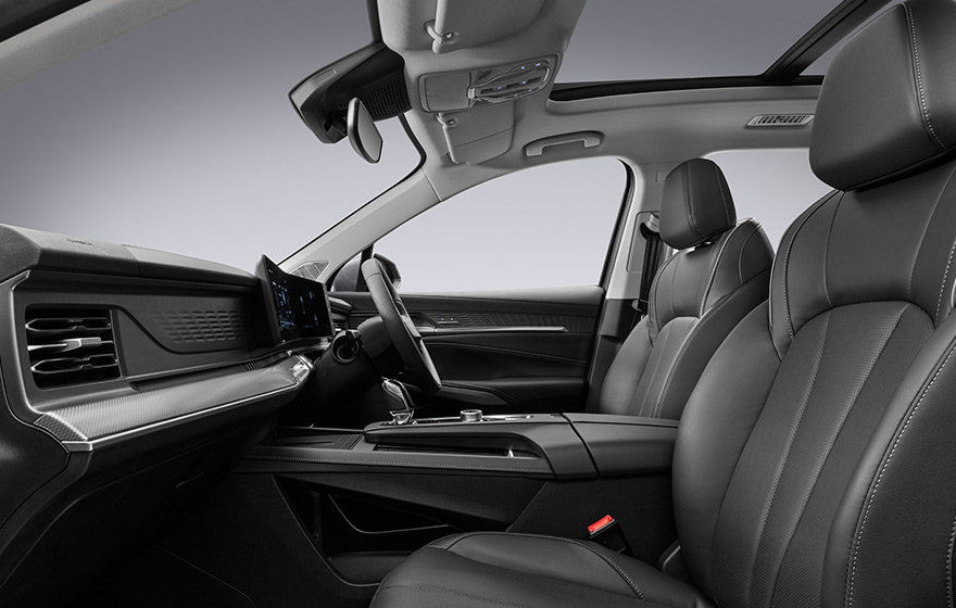 Luxury Leather Seats<br/>High-trim perforated leather and standard microfiber leather seats, 8-way electric adjustment, comfortable and premium.