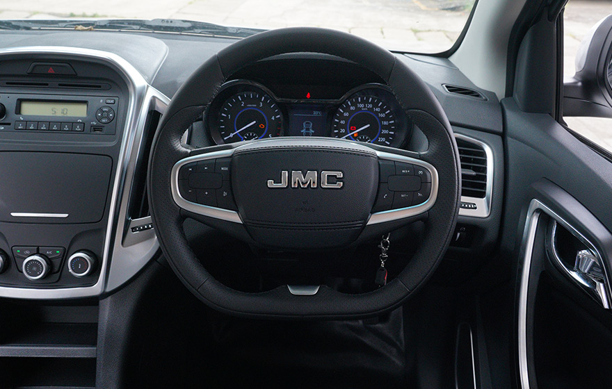 Leather Multi-Function Steering Wheel<br/>Leather-wrapped steering wheel with a comfortable grip, integrating cruise control, Bluetooth, and volume controls for easy operation and superior texture.