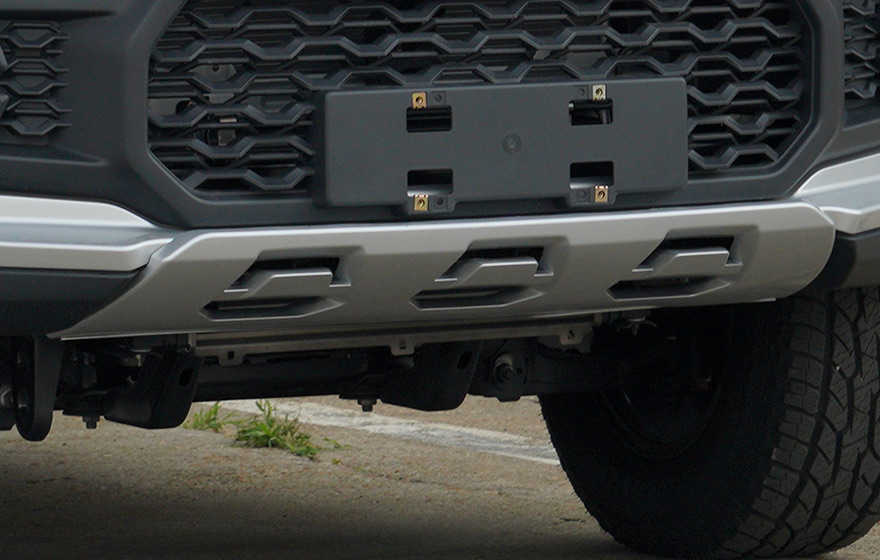Silver Dynamic Lower Guard<br/>Full-length silver lower guard that enhances body layering, provides scratch protection, and amplifies the off-road style.