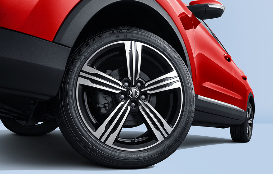 Standard 17" Tires<br/>Equipped standard with 17-inch low-profile tires for all models for strong grip and stablehandling, easily gettingout of uneven roads.
